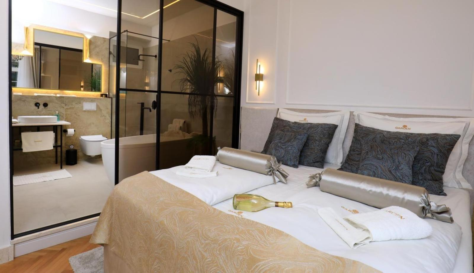 Номер з ліжком розміру king-size і балконом
